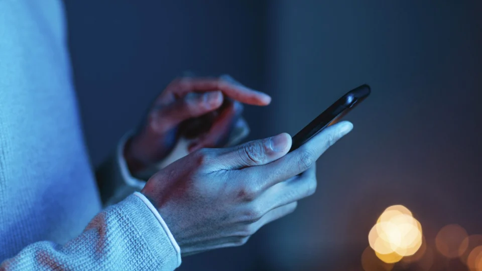 Mulher é suspeita de extorquir R$ 17 mil de homem em app de namoro em SC