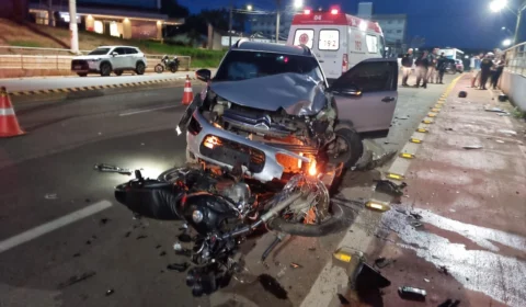 Adolescente embriagada pega carro dos pais e colide com moto no AC