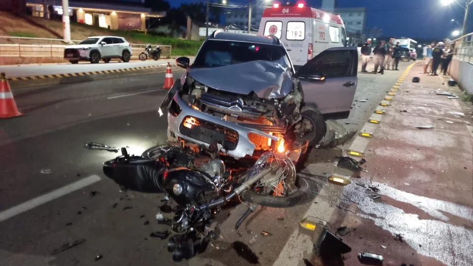 Adolescente embriagada pega carro dos pais e colide com moto no AC