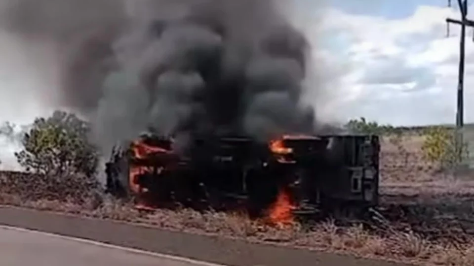 Viatura do Exército tomba e pega fogo em rodovia de Roraima