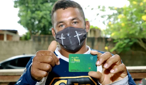 Moradores afetados por enchentes protestam por auxílio em Rio Branco, no Acre