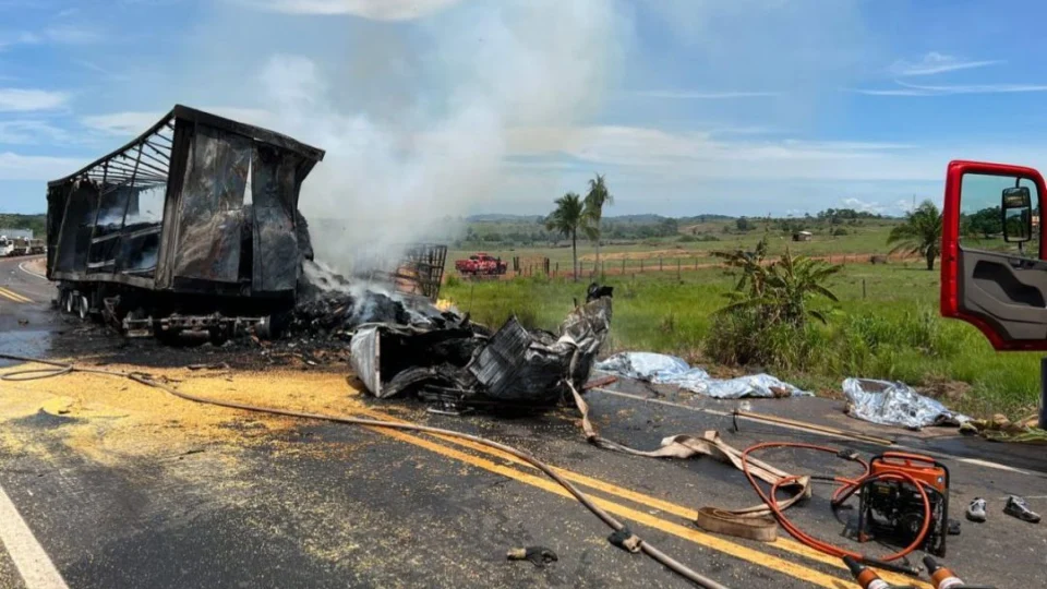 Três pessoas morrem após colisão de caminhão com ônibus em Rondônia