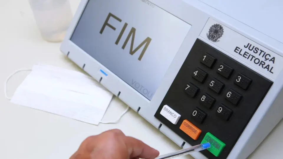 Acordo para combater desinformação nas eleições com IA é assinado por Moraes