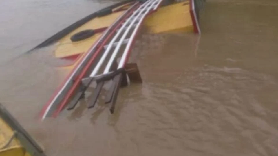 Barco com 40 pescadores naufraga em rio no interior do Acre