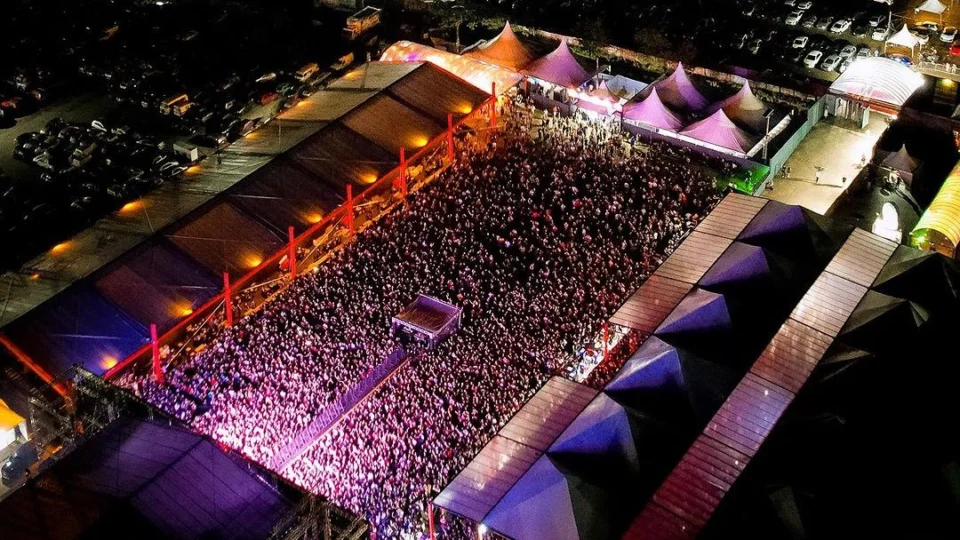 Empresa é autuada por proibir público de levar água em show em Manaus