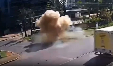 Câmera flagra momento em que bueiro explode e tampa ‘voa’ em Brasília; veja
