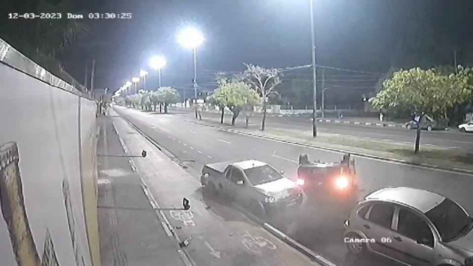 Carro capota após bater em picape estacionada em avenida de Boa Vista