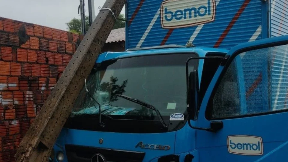 VÍDEO: suspeitos roubam caminhão-baú e fogem após perseguição no AC