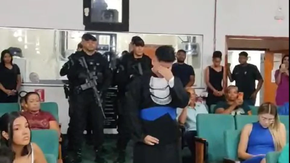 VÍDEO: estudante, que perdeu pai PM, é homenageado em formatura no TO