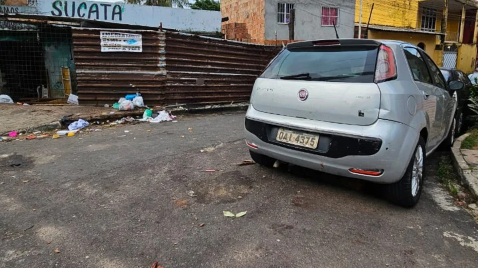 Corpo ensanguentado é encontrado embaixo de carro na Compensa em Manaus