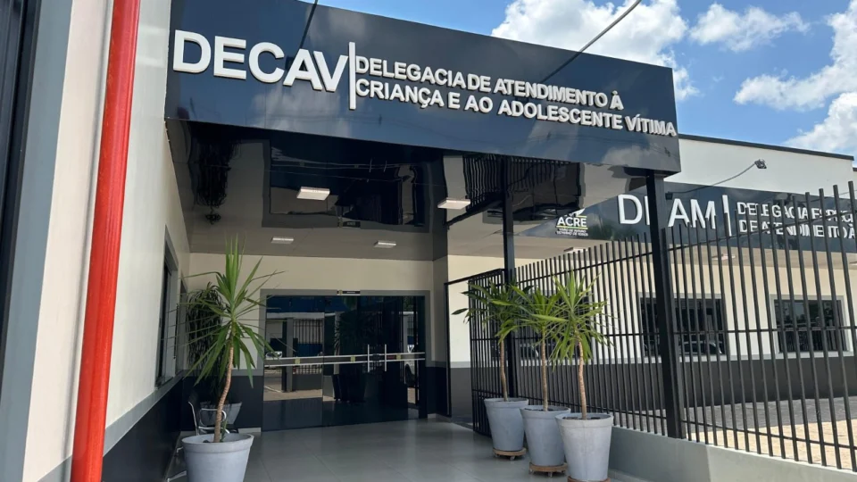 Bebê de 7 meses morre por maus-tratos no AC; suspeito está foragido