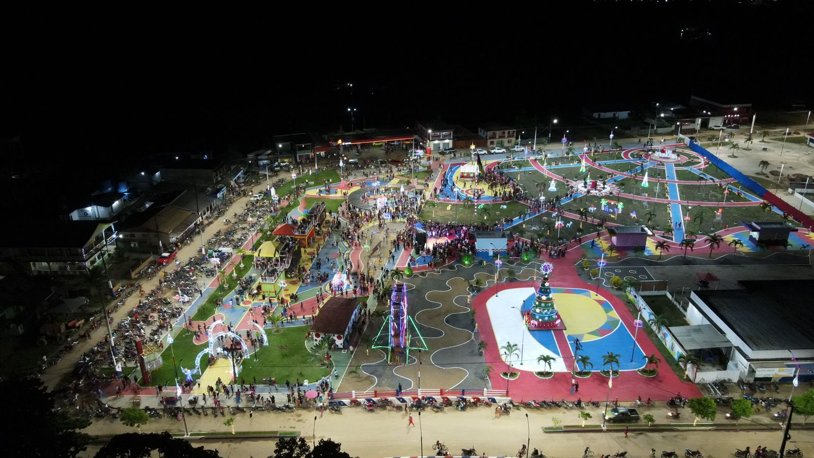 A Estátua do Amazonino Mendes é de tamanho real do ex-governador   - Foto: Divulgação 