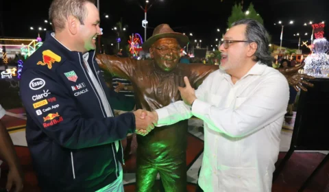 Estátua de Amazonino Mendes é inaugurada em Eirunepé-AM