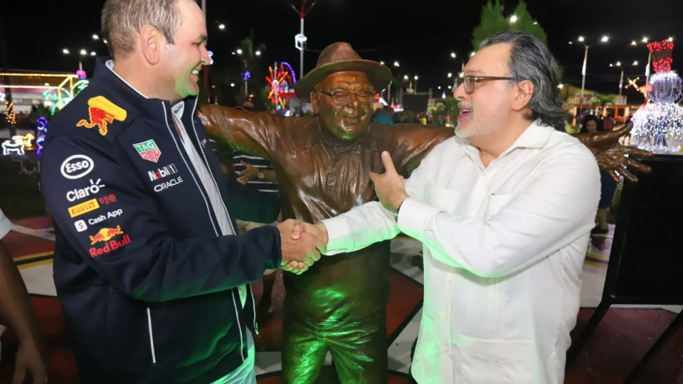 Estátua de Amazonino Mendes é inaugurada em Eirunepé-AM
