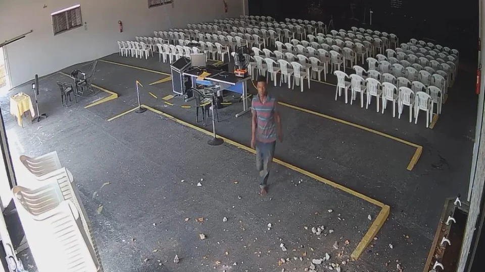 VÍDEO: homem invade igreja e furta equipamentos eletrônicos no Acre