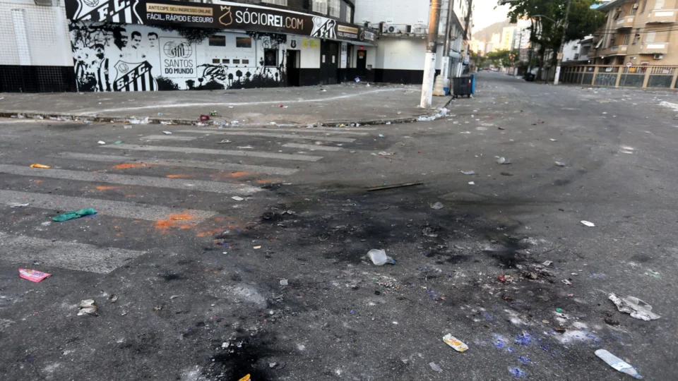 Torcida do Santos se revolta após time ser rebaixado pela 1ª vez à Série B