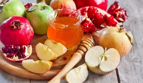 Receitas rápidas para o Natal: frutas assadas com mel e canela