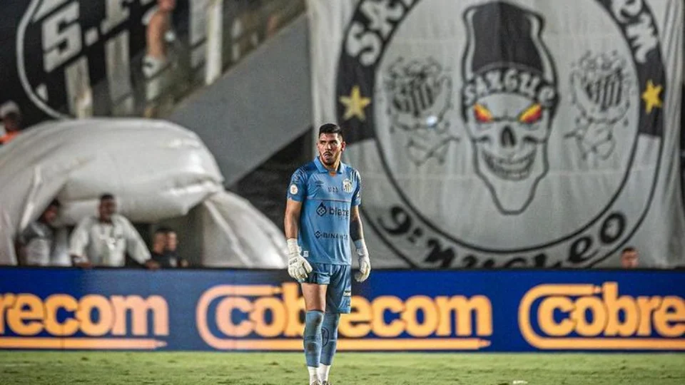 Goleiro do Santos, João Paulo pede perdão pela queda do clube