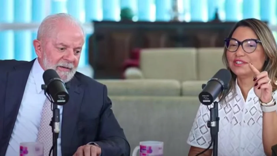Lula faz live semanal ao lado Janja e defende atuação da primeira-dama