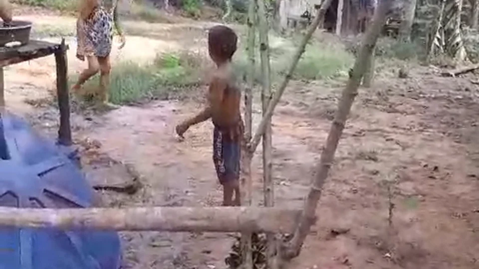 VÍDEO: mãe é presa suspeita de espancar filho em comunidade de Coari-AM