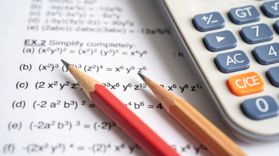 Brasil continua no grupo abaixo da média em matemática e ciências, diz OCDE