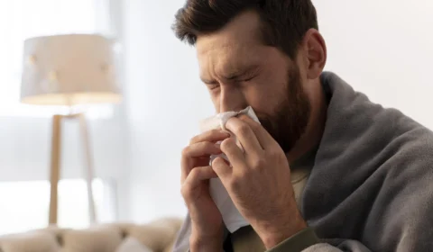 Homem sofre perfuração na traqueia após segurar espirro