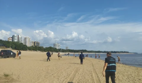 Praia da Ponta Negra continua interditada para banho devido baixa do Rio Negro