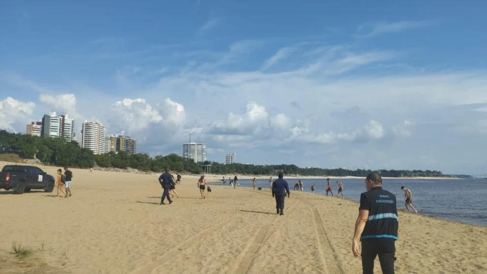 Praia da Ponta Negra continua interditada para banho devido baixa do Rio Negro