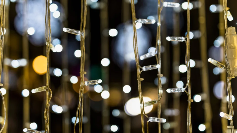 Criança morre em incêndio na Itália; luzes de Natal podem ter sido a causa