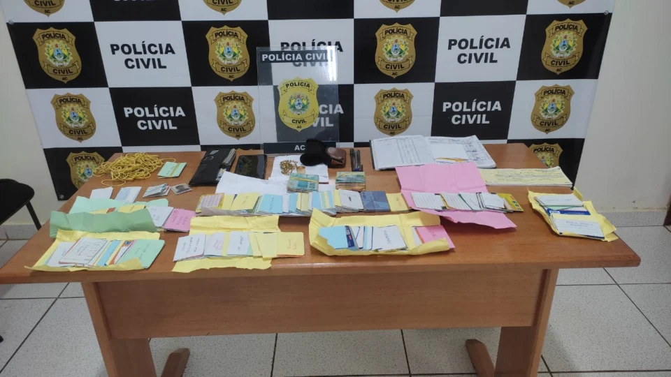 Suposto agiota é preso com 181 cartões e quase R$ 5 mil no Acre