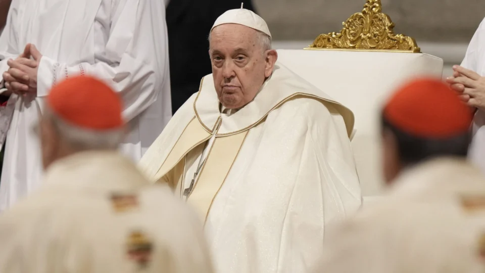 Papa Francisco autoriza bênção a casais homoafetivos, mas mantém doutrina
