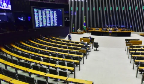 Câmara aprova na madrugada medida que diminui transparência em licitações