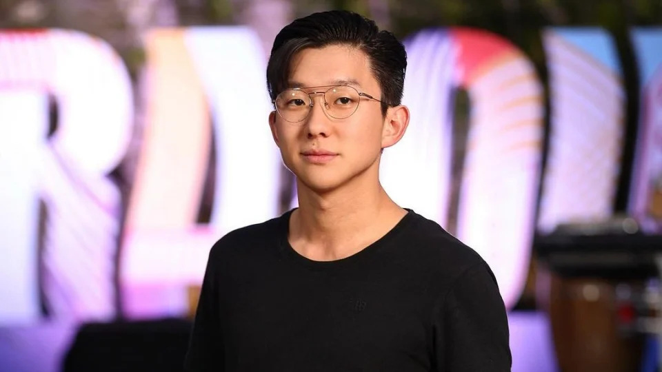 VÍDEO: Pyong Lee nega acusações de abandono paterno