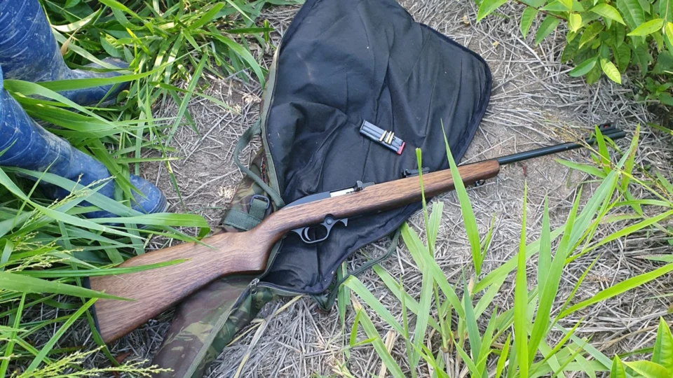 Homem é preso após render criança para roubar rifle no interior do Acre