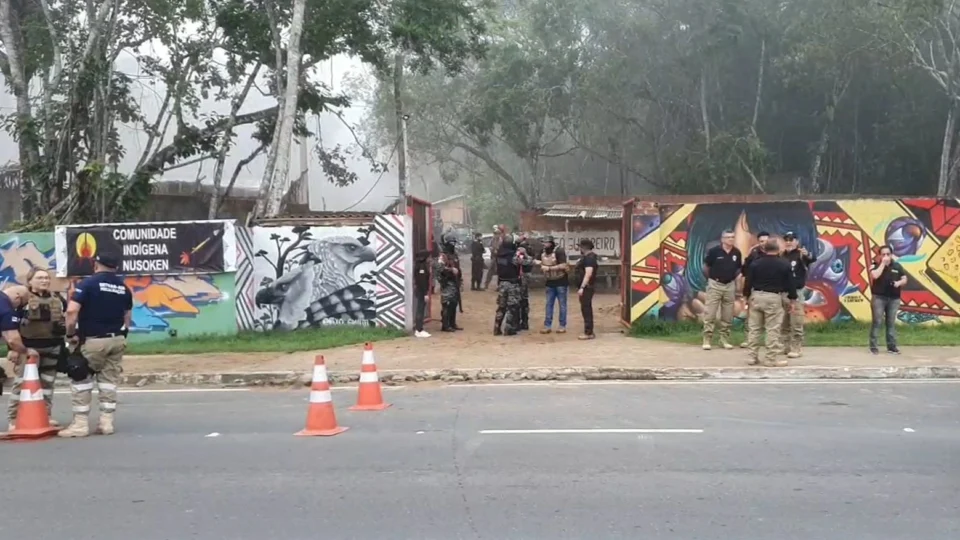 Reintegração de posse retira invasores de área no Tarumã em Manaus