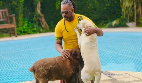 VÍDEO: Manoel Soares tem casa invadida, reage e imobiliza bandido em SP