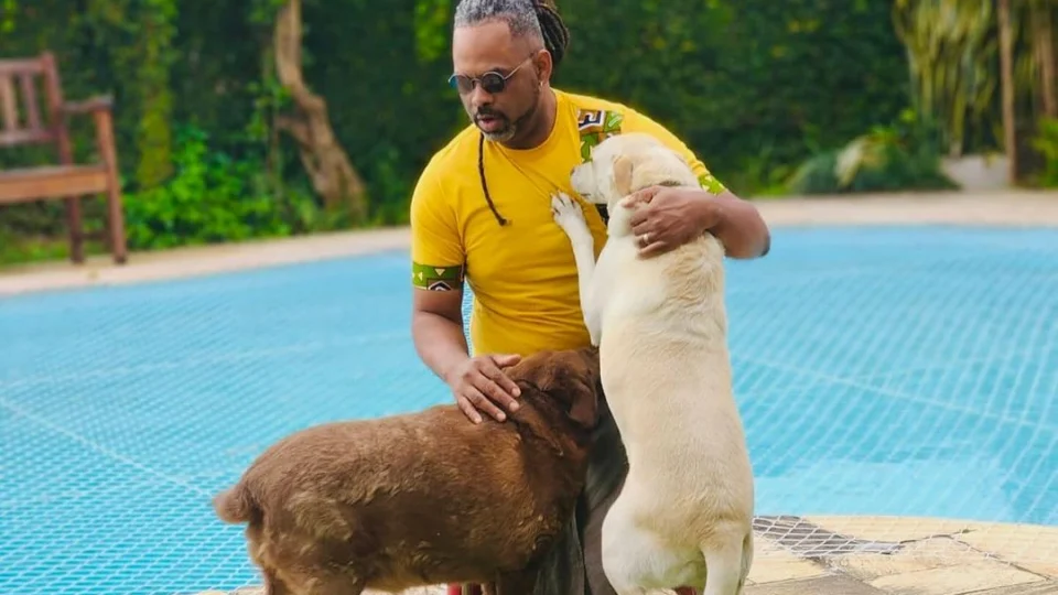 VÍDEO: Manoel Soares tem casa invadida, reage e imobiliza bandido em SP