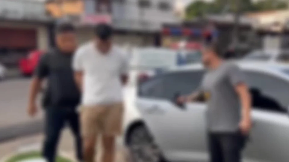 VÍDEO: conselheiro de facção criminosa é preso com armas em Manaus