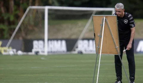 Contratado como última esperança, Tiago Nunes ainda não venceu com o Botafogo