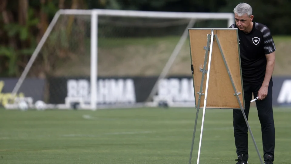 Contratado como última esperança, Tiago Nunes ainda não venceu com o Botafogo