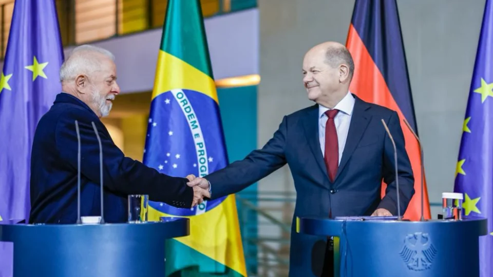 Lula encerra missão na Alemanha e assina 19 atos com o governo alemão