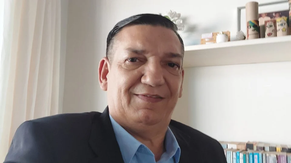 Manacapuruense que vive com doença rara lança autobiografia