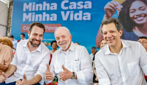 Lula assina contrato de construção de casas do programa Minha Casa, Minha Vida