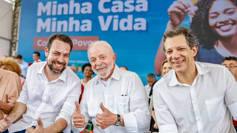 Lula assina contrato de construção de casas do programa Minha Casa, Minha Vida