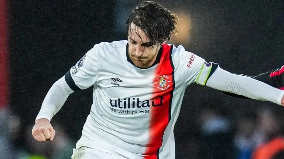 Zagueiro do Luton Town sofre parada cardíaca e desmaia em campo pela 2ª vez no ano