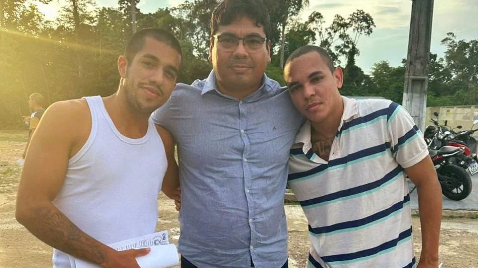 Influenciadores Lucas ‘Picolé’ e ‘Mano Queixo’ saem da prisão em Manaus