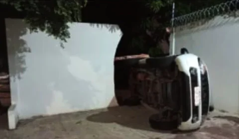 Caminhonete do TJ-RR derruba parte de muro de residência em Boa Vista