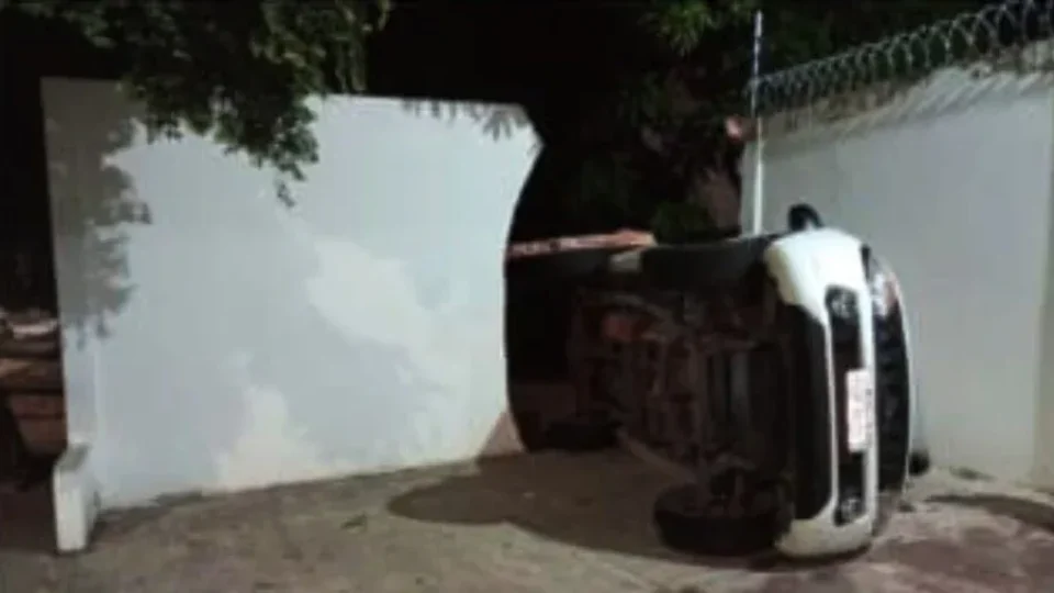 Caminhonete do TJ-RR derruba parte de muro de residência em Boa Vista