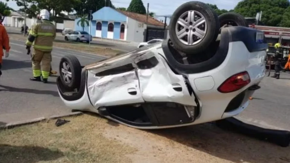 Carro de aplicativo capota após avançar preferencial e ser atingido por outro veículo em Boa Vista