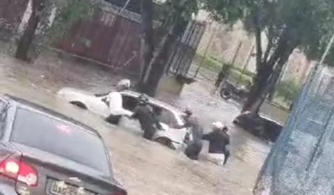 VÍDEO: populares empurram carro de área alagada durante chuva em Manaus